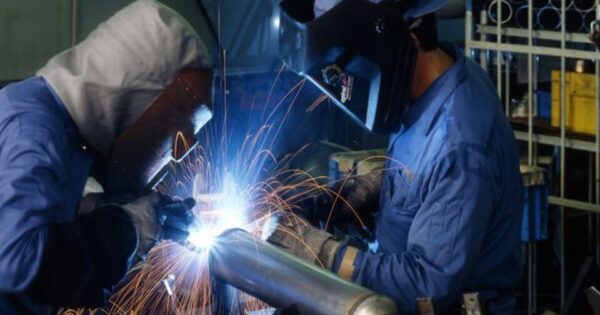 産業用ロボット導入の法規制ガイド｜特別教育・安全柵・溶接ヒューム対策のポイント