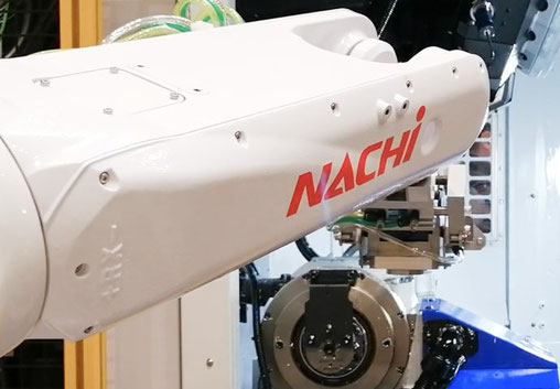 5軸マシニングセンターの性能、100％引き出せていますか？――バイス自動着脱ロボット「NEXSRT」